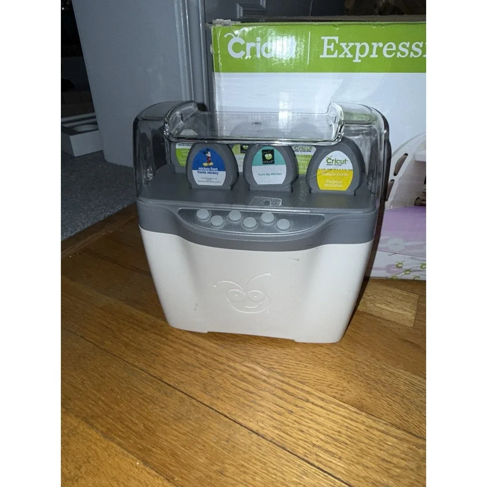 Cricut Expression Electronic Personal Cutting Machine And jukebox‎
